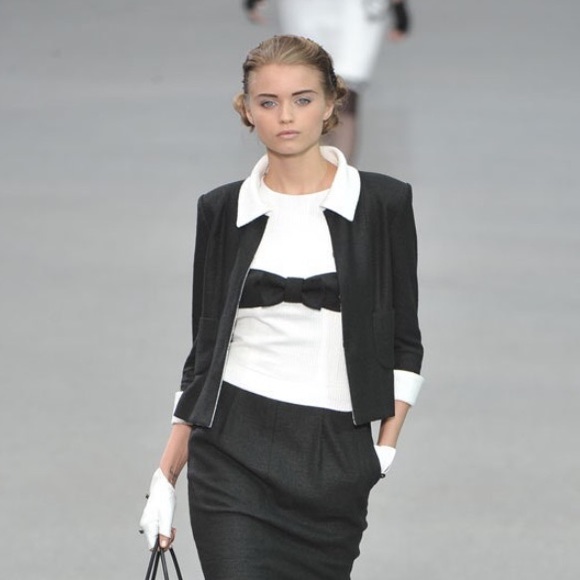 45% OFF🌟CHANEL Black/White Runway Jacket - Picture 1 of 16